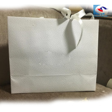 Kostenlose Probe Custom Logo Elegante Custom Design White Spezialpapier GiftPackaging Tasche mit Band